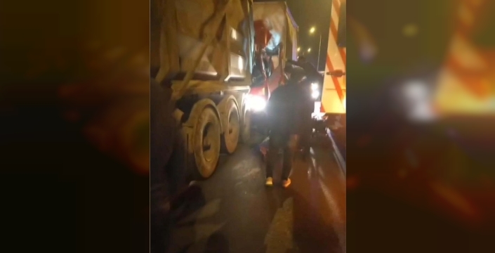 TEM Otoyolu'nda şok zincirleme kaza: Yaralı şoför İtfaiye tarafından kurtarıldı
