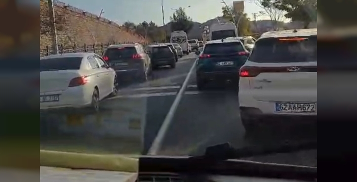 Tunceli'de sürücülerden muhteşem dayanışma: Ambulans için fermuar sistemi hayat kurtardı!