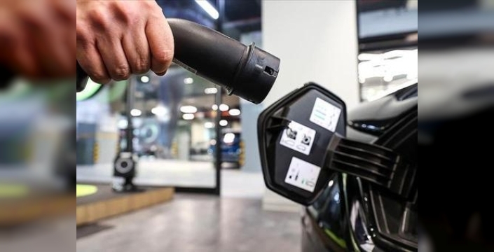 Türkiye'nin yeşil şarj altyapısı coşuyor: Elektrikli araçlar yenilenebilir enerjiyle doluyor!