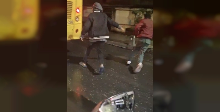 Üsküdar'da İETT otobüsüne tutunan çocukların tehlikeli yolculuğu kamerada
