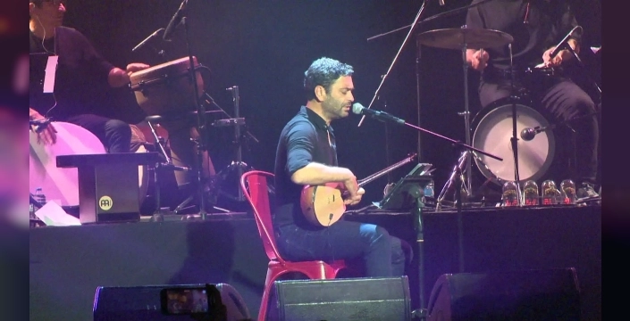 Uzak Şehir'in Cihan'ı Ozan Akbaba, Dombra performansıyla büyüledi
