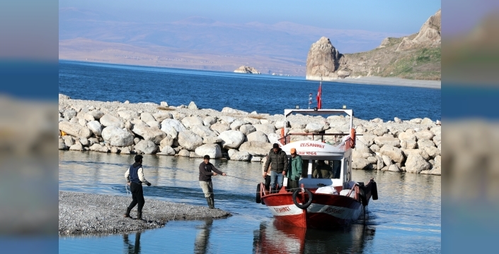 Van Gölü'nde dram: Balıkçıların tekneleri karaya oturdu, liman çöktü!