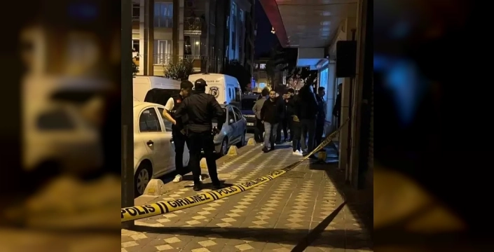 Zeytinburnu'nda silahlı kavga: İki ölü, bir yaralı ve kaçış panik içinde