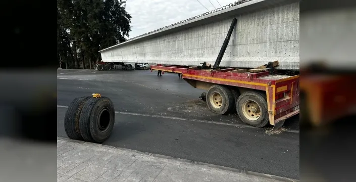 60 tonluk köprü ayağı taşıyan TIR'ın tekeri kopunca yol trafiğe kapandı