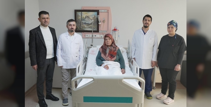 70 yaşındaki kadının karnından 2 kiloyu aşkın dev tümör alındı