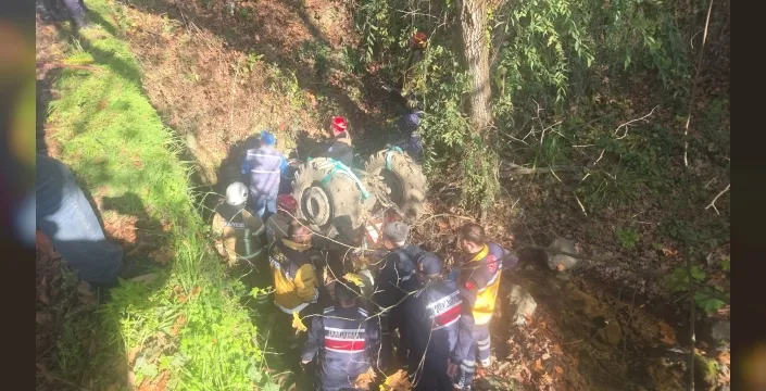 78 yaşındaki çiftçi, traktörünün altında kaldı