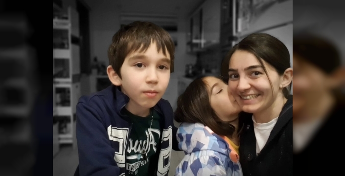 Acı dolu anne, çocuklarının mezarlarını 'anı bahçesi' yaptı, yanlarına kendi mezarını da yaptırdı