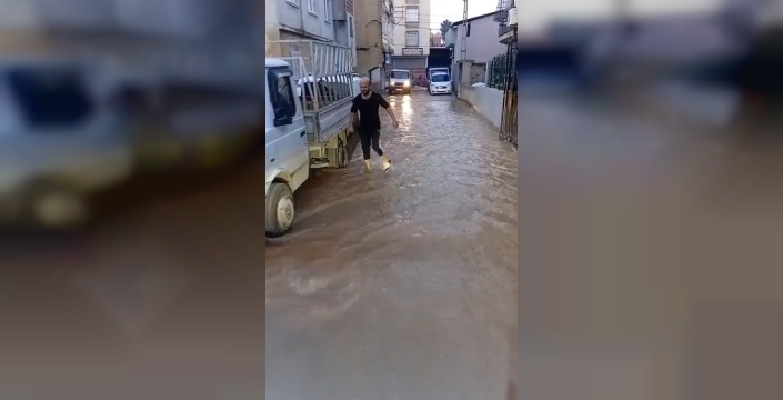 Adana'da içme suyu borusu patladı, 3 mahalle sular altında kaldı