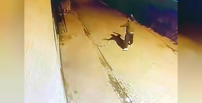 Adana'da pencerelere taş atan şahıs güvenlik kamerasına yakalandı