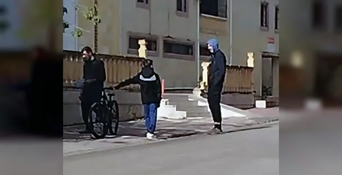 Adana'da şok eden görüntüler: 12 yaşındaki çocuğu tartaklayıp boğazını sıktılar