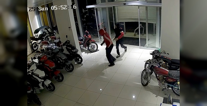 Adana'da şok hırsızlık: 1 dakikada 4 motosiklet gözden kayboldu