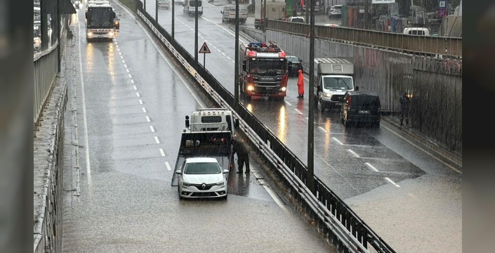 Alanya'da sağanak alt geçidi sular altında bıraktı, 8 kişi dramatik kurtarma operasyonuyla kurtarıldı