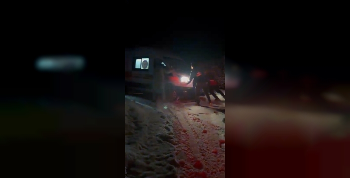 Ambulans yoldan çıktı, kamyonet sürücüsü imdada yetişti