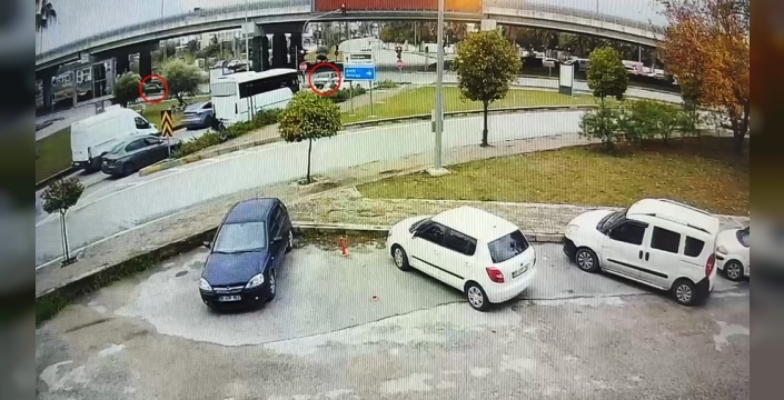 Ambulansa yol vermek isterken kaza yaptı: 4 yaralı