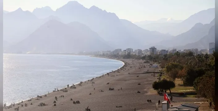 Antalya'da yazdan kalma günler: Doğu'da kar yağarken sahiller doldu taştı