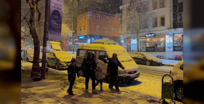 Ardahan'da ilk kar heyecanı: Kent beyaza büründü, kartopu keyfi yaşandı