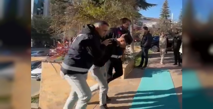 Arkadaşını bıçaklayarak öldüren genç tutuklandı