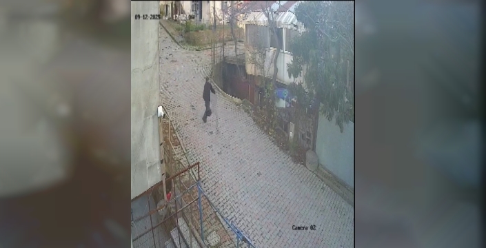 Arnavutköy'deki silahlı gasp dehşeti: Motokurye kılığındaki şüpheliler yakalandı