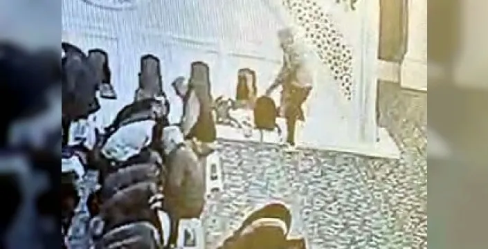 Avcılar'da camide namaz kılanların çantaları çalındı! Şüpheli kamerada