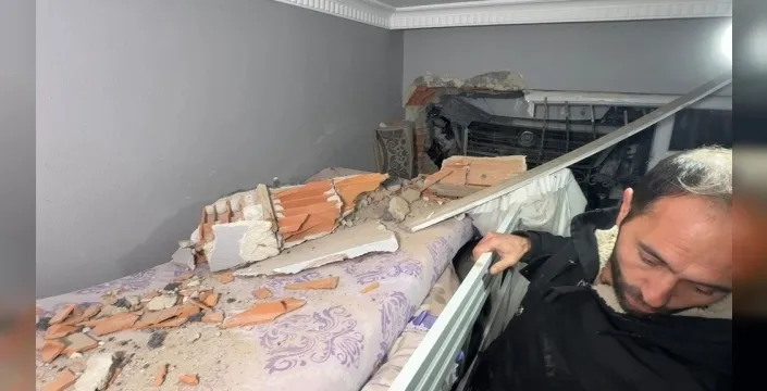 Avcılar'da rampada kayan minibüs eve daldı, çocuklar kıl payı kurtuldu!