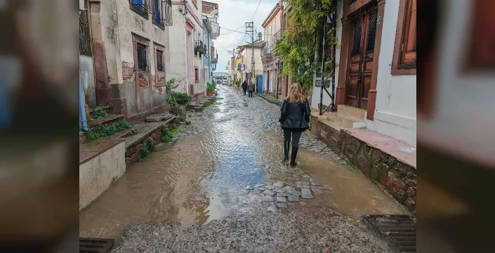 Ayvalık sular altında! Şiddetli yağmur hayatı felç etti, ekipler seferber!