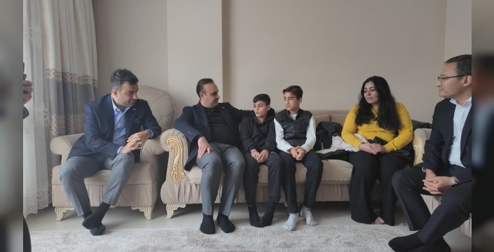 Bağcılar'da iki çocuk, buldukları altını sahibine teslim etti, Bakan Kacır'dan ziyaret