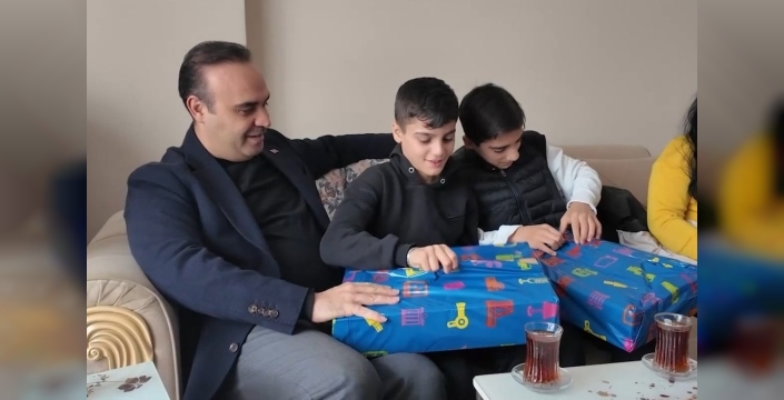 Bakan Kacır, buldukları altını sahibine teslim eden çocukları ziyaret etti