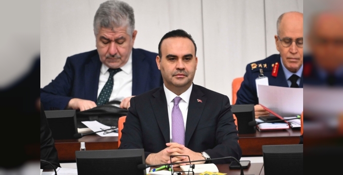 Bakan Kacır, TBMM'ye Togg'un yeni modeli T10F ile geldi