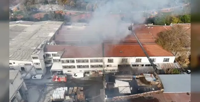 Bakırköy'deki tekstil fabrikasında yürekler ağza getiren yangın söndürüldü