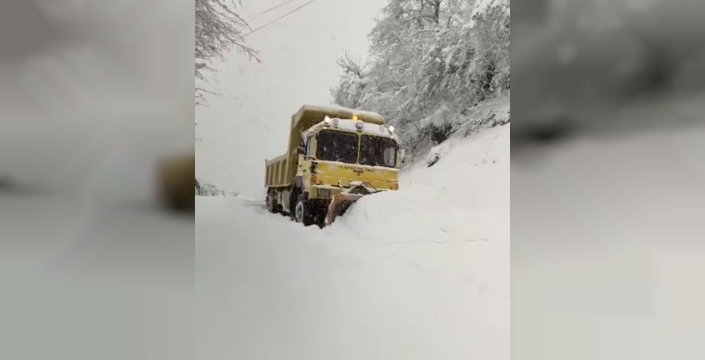 Bartın'da kar yağışı 44 köy yolunu kapattı, ekipler seferber oldu