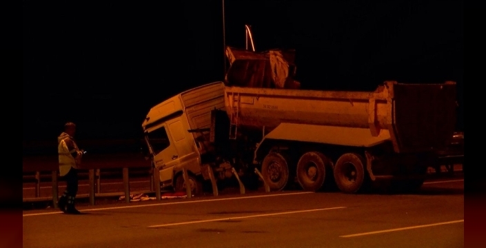 Başakşehir'de açık dorseli kamyon bariyerlere çarptı; şoför ağır yaralı
