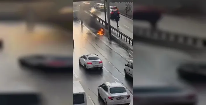 Beylikdüzü'nde otoyolda seyir halindeki motosiklet alev alev yandı