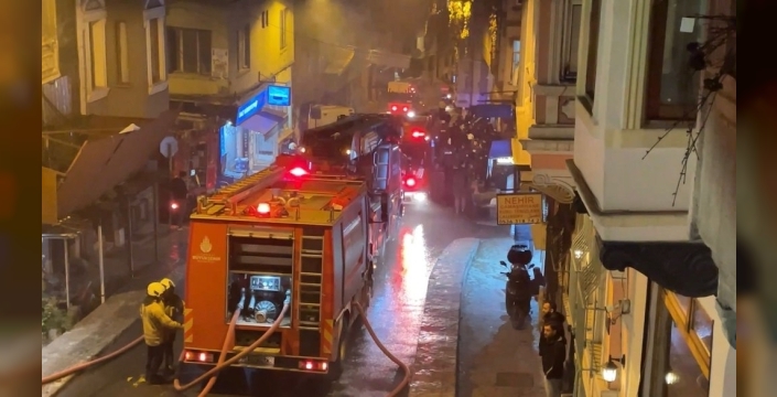 Beyoğlu'nda binada çıkan yangında patlama paniği: 2 kişi etkilendi