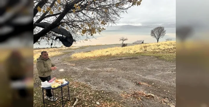 Bitlis'te kar sürprizi: Soğuk havaya rağmen Van Gölü'ne girenler şaşırttı