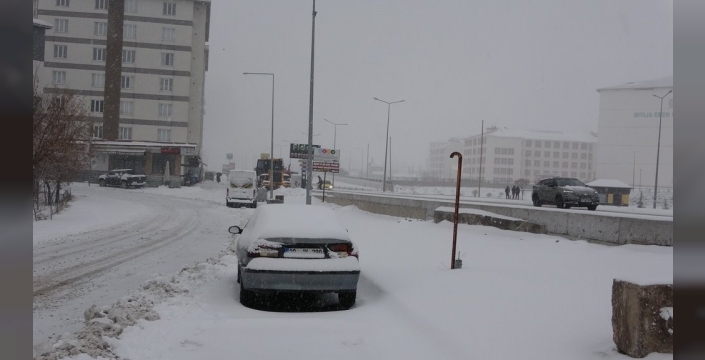 Bitlis'te kar yağışı etkisiyle 180 köy yolu kapandı