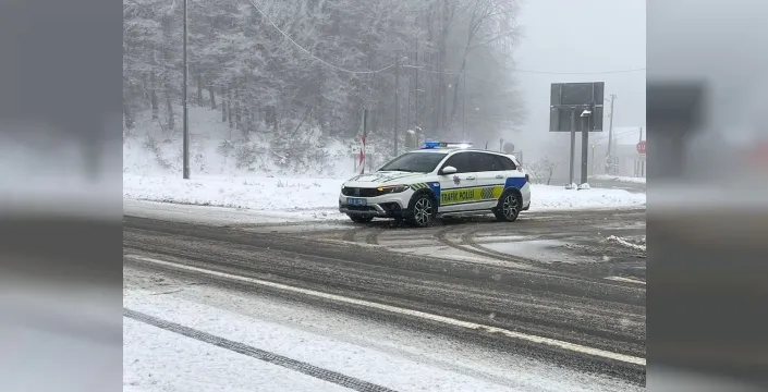 Bolu Dağı'nda etkili kar yağışı, ulaşımı etkilemedi