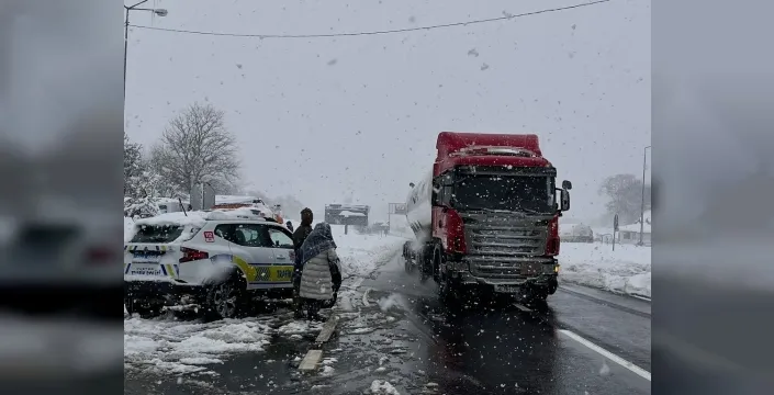 Bolu Dağı'nda kar yağışı ve tipi ulaşımı olumsuz etkiliyor