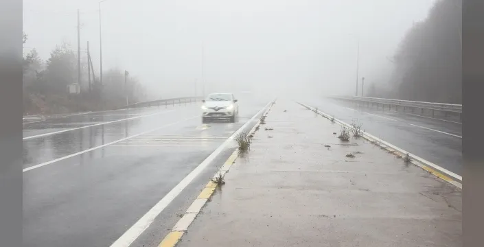 Bolu Dağı'nda sis ve sağanak sürücüleri zorladı