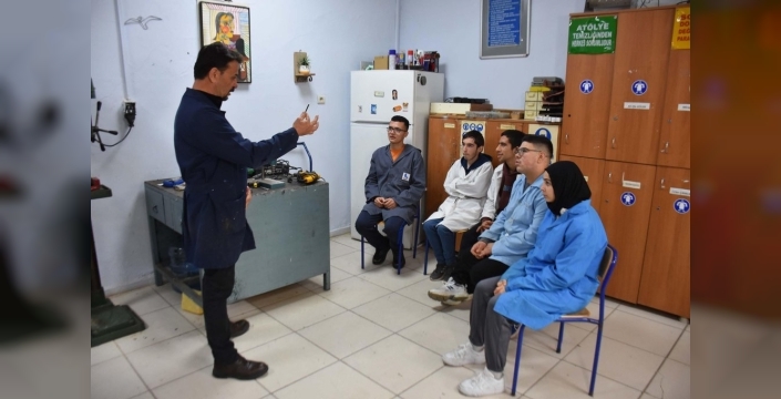 Bornova'da özel öğrenciler metal atölyesinde hayata tutunuyor