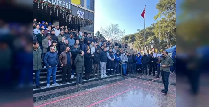 Buca'da maaşlarını alamayan işçiler eylemde: Çöpler toplanmıyor, belediye başkanı tatilde