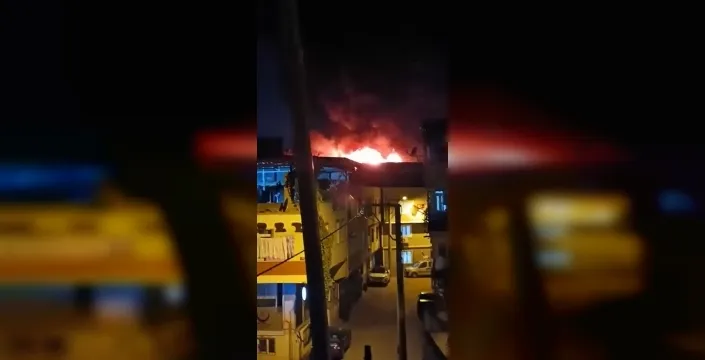 Bursa'da dehşet: Alevler 3 katlı binadan 4 katlı binaya sıçradı, korku dolu anlar!