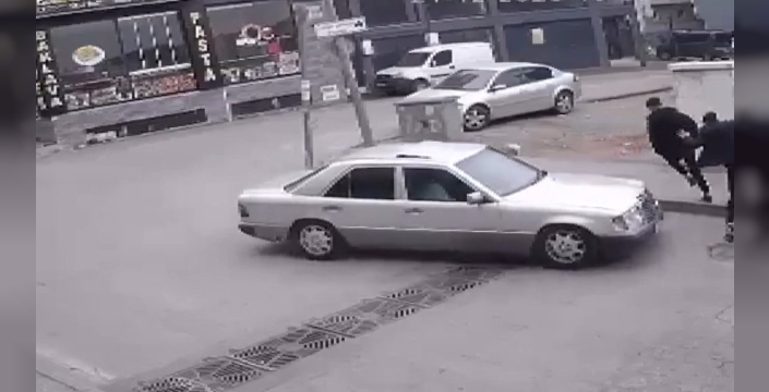 Bursa'da dehşet saçan şüpheli: Husumetlilerinin üzerine araç sürdü, zorla bindirmeye çalıştı