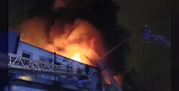 Bursa'da oto yedek parça dükkanında çıkan yangın, komşu iş yerine sıçradı