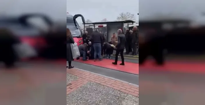 Bursa'da tramvayın çarptığı 74 yaşındaki yaya hastaneye kaldırıldı