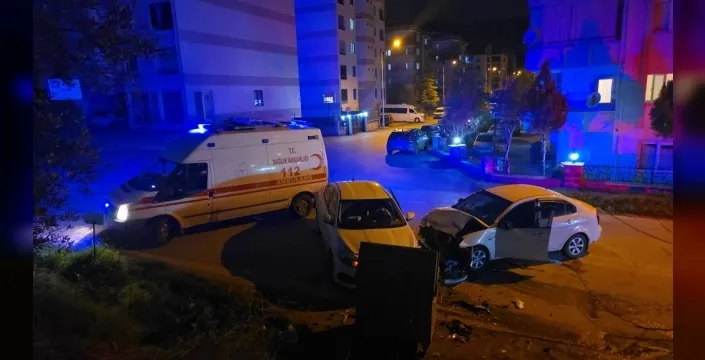 Bursa'da yürekleri ağza getiren kaza: 2 otomobil kafa kafaya çarpıştı, 2 kişi yaralandı