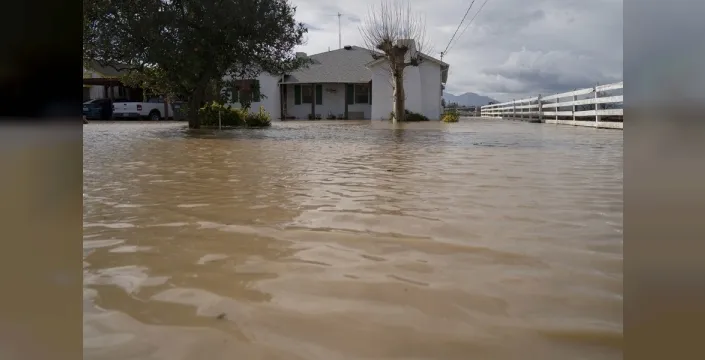 California'da mega fırtına: Sel ve toprak kayması tehlikesi!