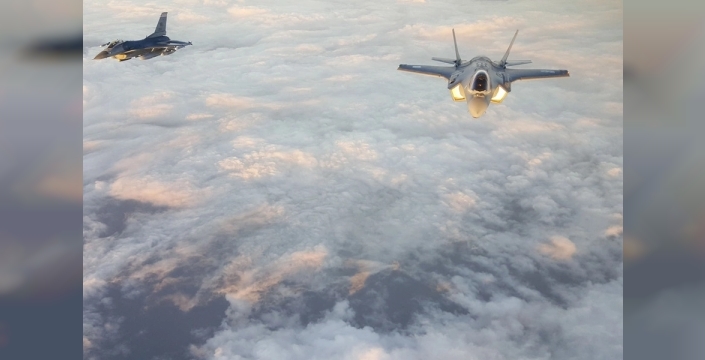 California semalarında şok: ABD F-16'sı eğitim sırasında düştü, pilot kurtuldu!