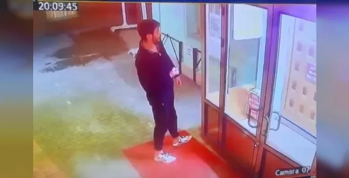 Cami kapısına yumruk atan şüpheli, güvenlik kamerası sayesinde yakalandı ve tutuklandı!