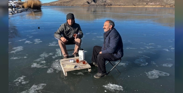 Çıldır Gölü'nde buz kalınlığı kontrol ediliyor: Balıkçılar ağ atmak için gün sayıyor