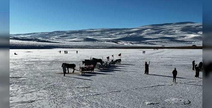 Çıldır Gölü'nde kış şenliği: Atlı kızaklar ve buz pateni bir arada